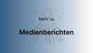 Text: "Mehr zu Medienberichten". im Hintergrund eine Person, auf die drei Mikrofone gerichtet sind.